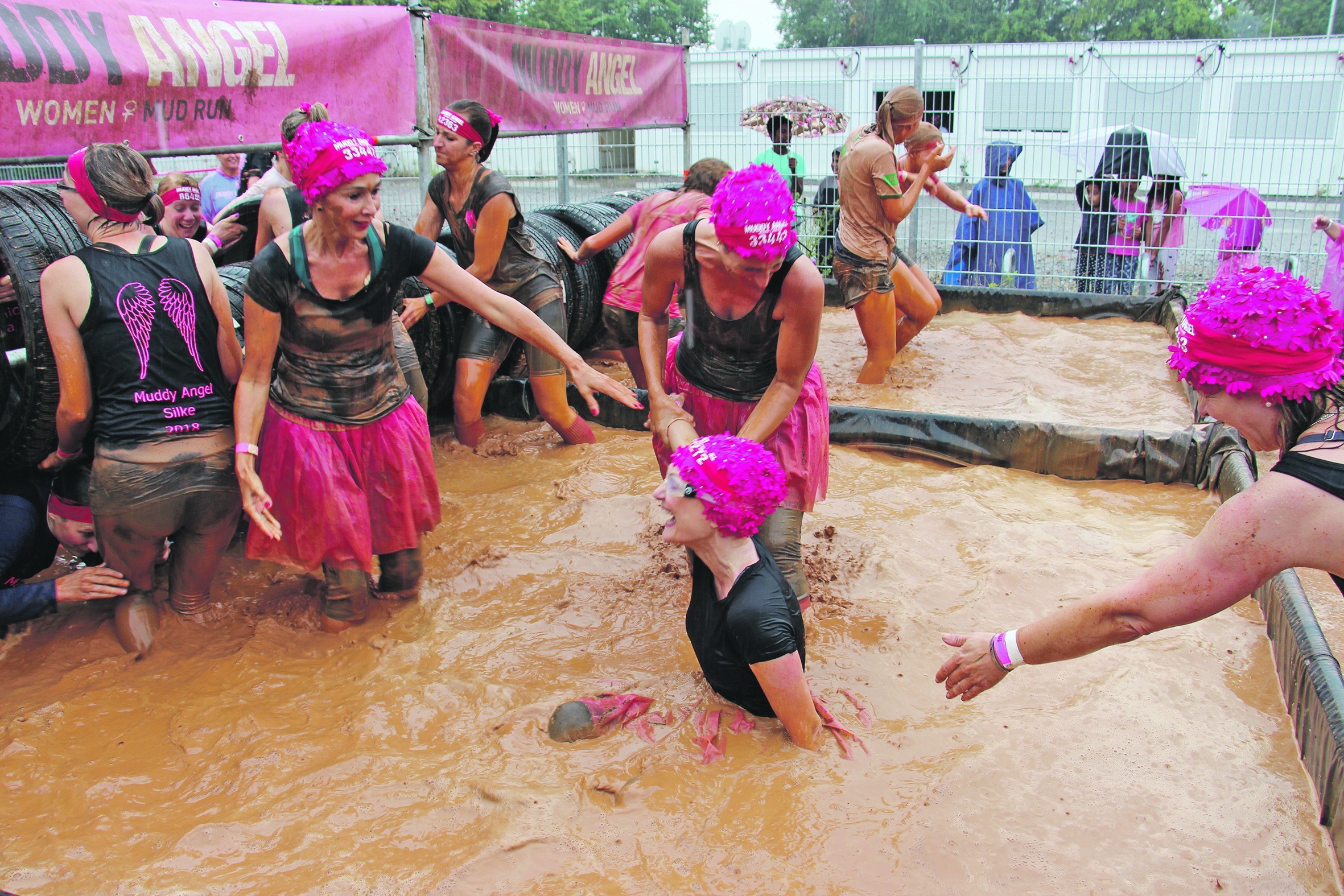 Keine Angst vor Schlamm: die Starterinnen des Teams „Run Baby Run“.