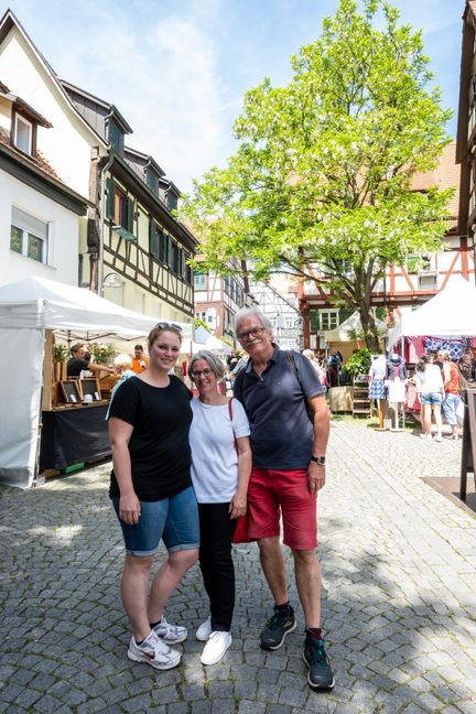 Die Organisatioren Lisa Hein, Ursula Bäumler-Hein und Dr. Martin Hein (von links) freuen sich über das große Interesse der Besucher.    Bild: Nüßle