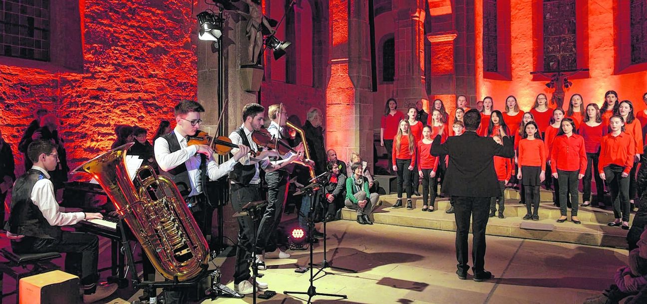 Die Sindelfingen Hanke Brothers mit Jonathan, Lukas, Fabian und David Hanke (links) haben mit dem Kinder- und Jugendchor unter der Leitung von Kantor Daniel Tepper in der Inszenierung von „Grenzen?Los!“ von Birgit Quellmelz im Lichtdesign von Christian Ländner drei Mal die Martinskirche Sindelfingen verzaubert. Bild: Stampe