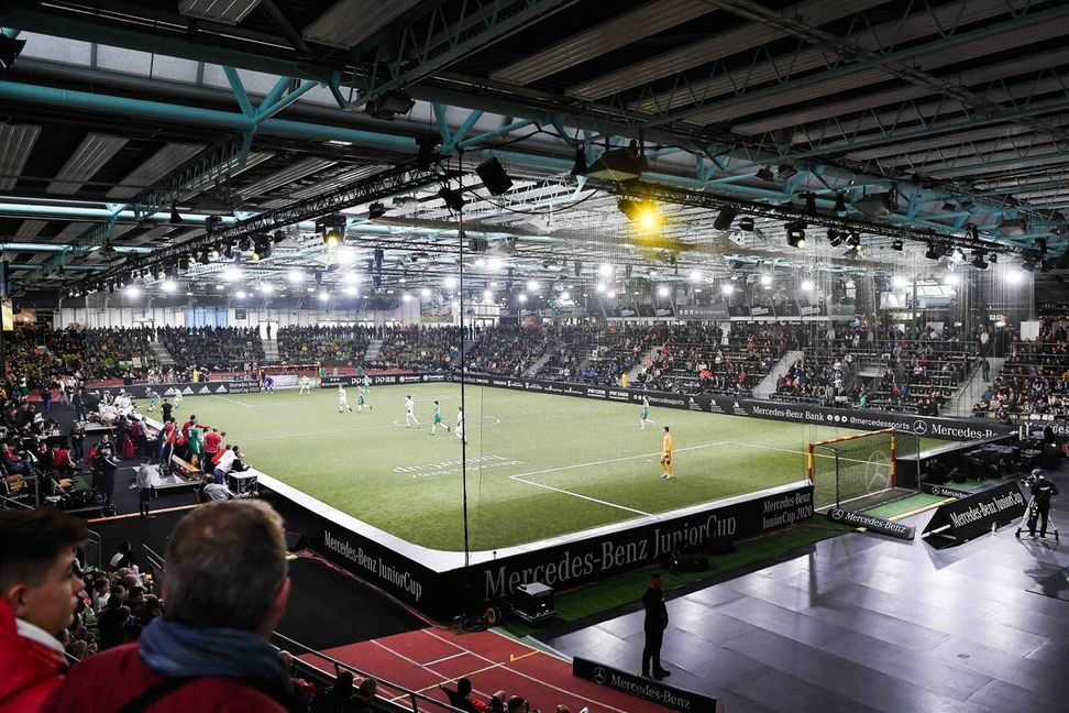 Wenn beim Mercedes-Benz Junior Cup der Ball rollt, sind die Tribünen des Sindelfinger Glaspalastes gut gefüllt. 2021 und 2022 gab es kein Turnier. Bild: GES-Foto