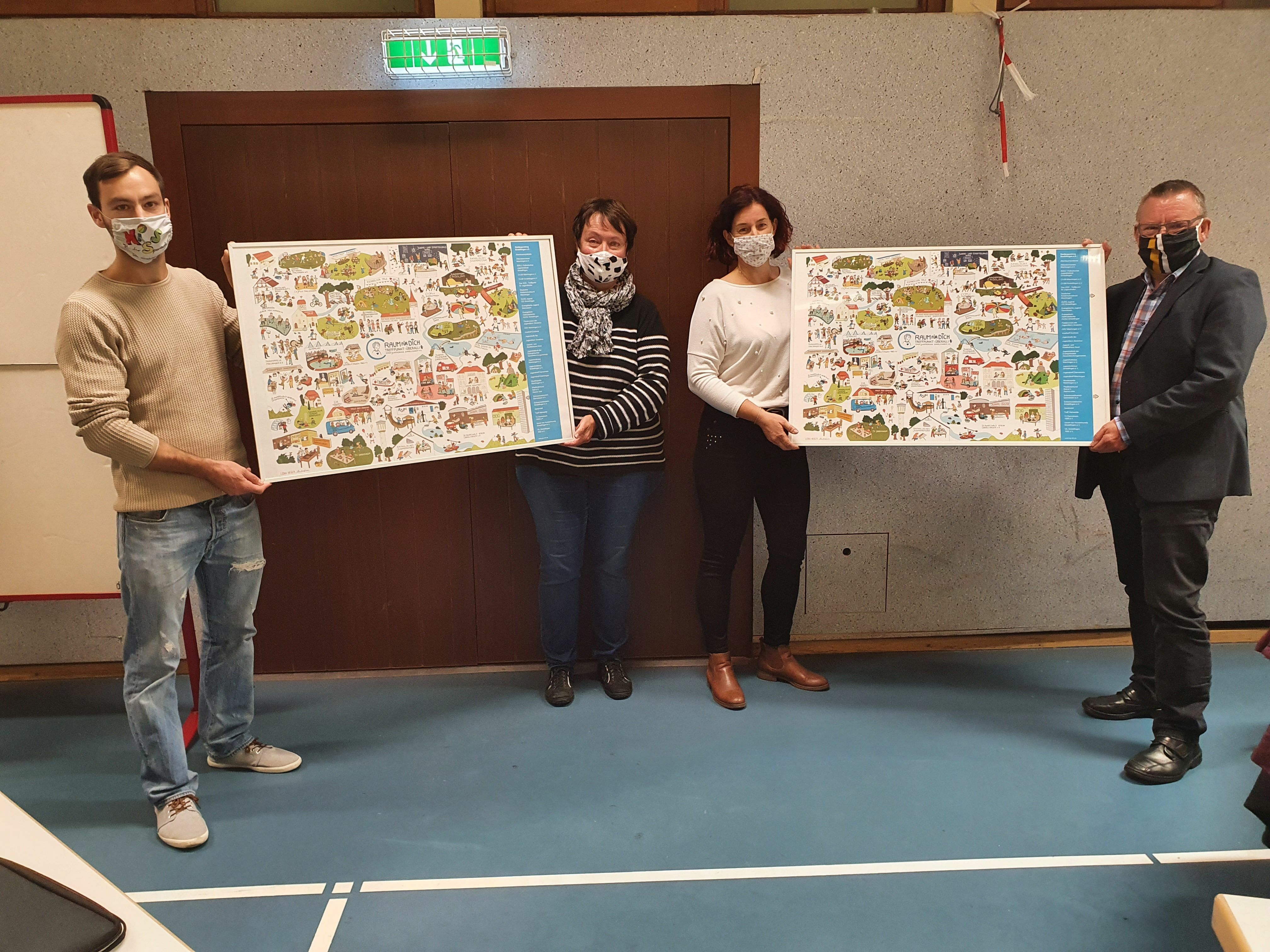 Stellvertretend für alle Mitgliedsorganisationen: Überreichung der Wimmelbilder durch Andreas Schneider-Dölker und Sabine Dölker (Aufsichtsrat Stadtjugendring) an Sabine Kienzle (CVJM Maichingen) und Benjamin Wunsch (Vfl-Sindelfingen).                          Bild: z