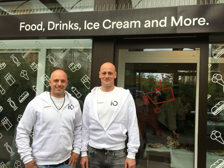 Die beiden Sindelfinger Holger Renz (links) und Kai Friedl haben am Nikolaus-Lenau-Platz im Hinterweil ihre erste Automaten-Station “IO” mit hauptsächlich regionalen Produkten eröffnet.  Bild: P. Bausch