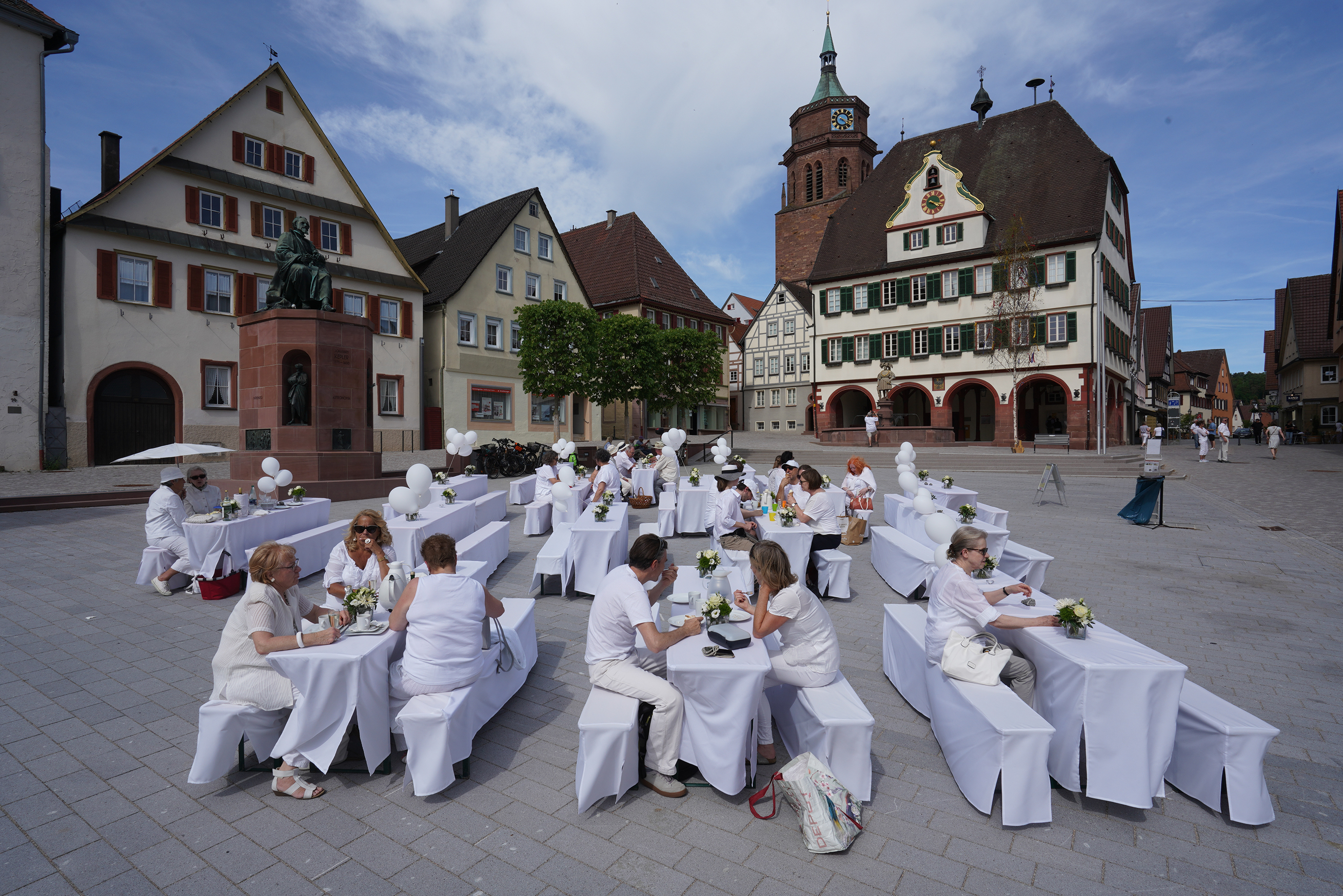 Weiß eingedeckte Tische für Besucher ganz in weiß auf dem Weil der Städter Marktplatz.      Bild: Richter