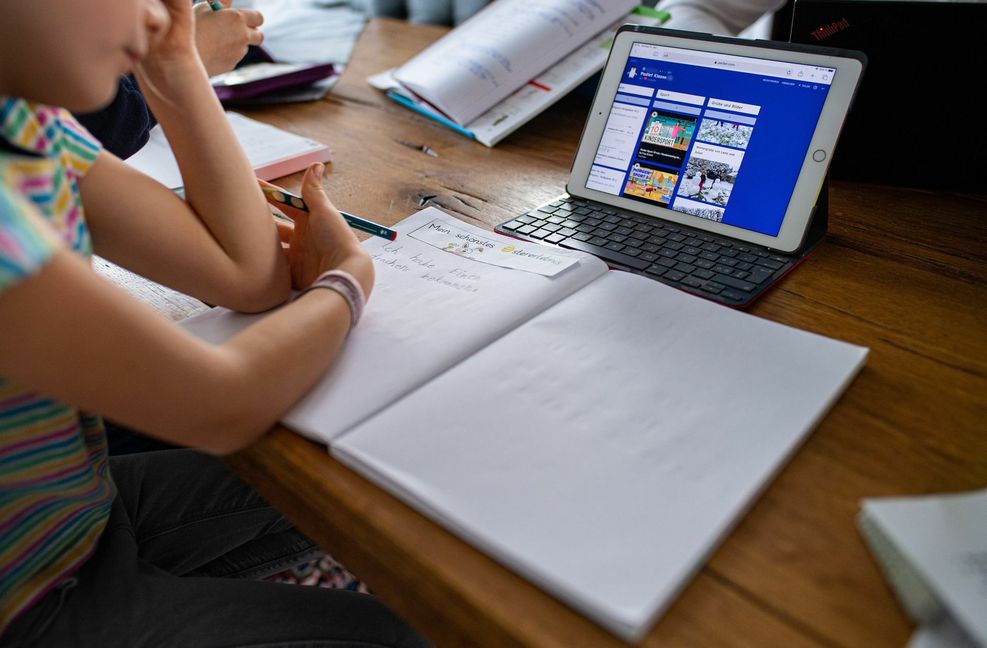 Homeschooling statt Schule: Die Coronakrise hat für fast alle Familien erhebliche Härten mit sich gebracht. Deshalb sind der Staat und seine Finanzverwaltung jetzt großzügig.
Foto: dpa/Guido Kirchner