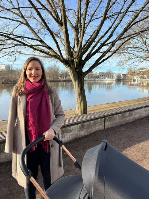 Jasmina Hostert in Böblingen mit Kinderwagen. Ihr kleiner Sohn wird die SPD-Bundestagsabgeordnete nach Berlin begleiten. Bild : z