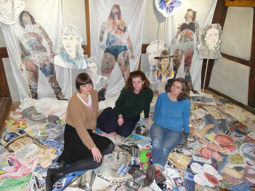 Henrieke Ribbe, Ergül Cengiz und Kathrin Wolf (von links) zeigen unter anderem einen „Archivraum“, in dem Teile vergangener Arbeiten auf dem Boden zu finden sind. Bild: Staber