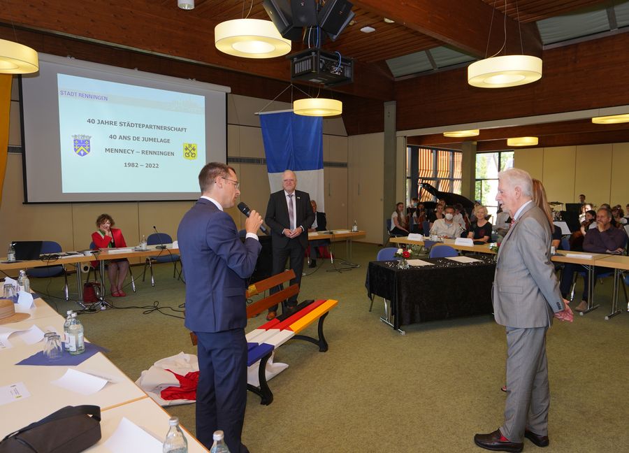 Zum Jubiläum schenkte Renningen Mennecy eine Ruhebank mit den Flaggenfarben beider Länder. Links Renningens Beigeordneter Peter Müller, in der Mitte Bürgermeister Wolfgang und Faißt und rechts Ehrenbürgermeister Joel Monier. Bild: Richter