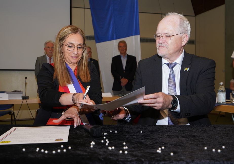 Bürgermeister Wolfgang Faißt und die Beigeordnete Dora Annabi unterzeichnen erneut das Partnerschaftsversprechen zwischen Mennecy und Renningen. Bild: Richter