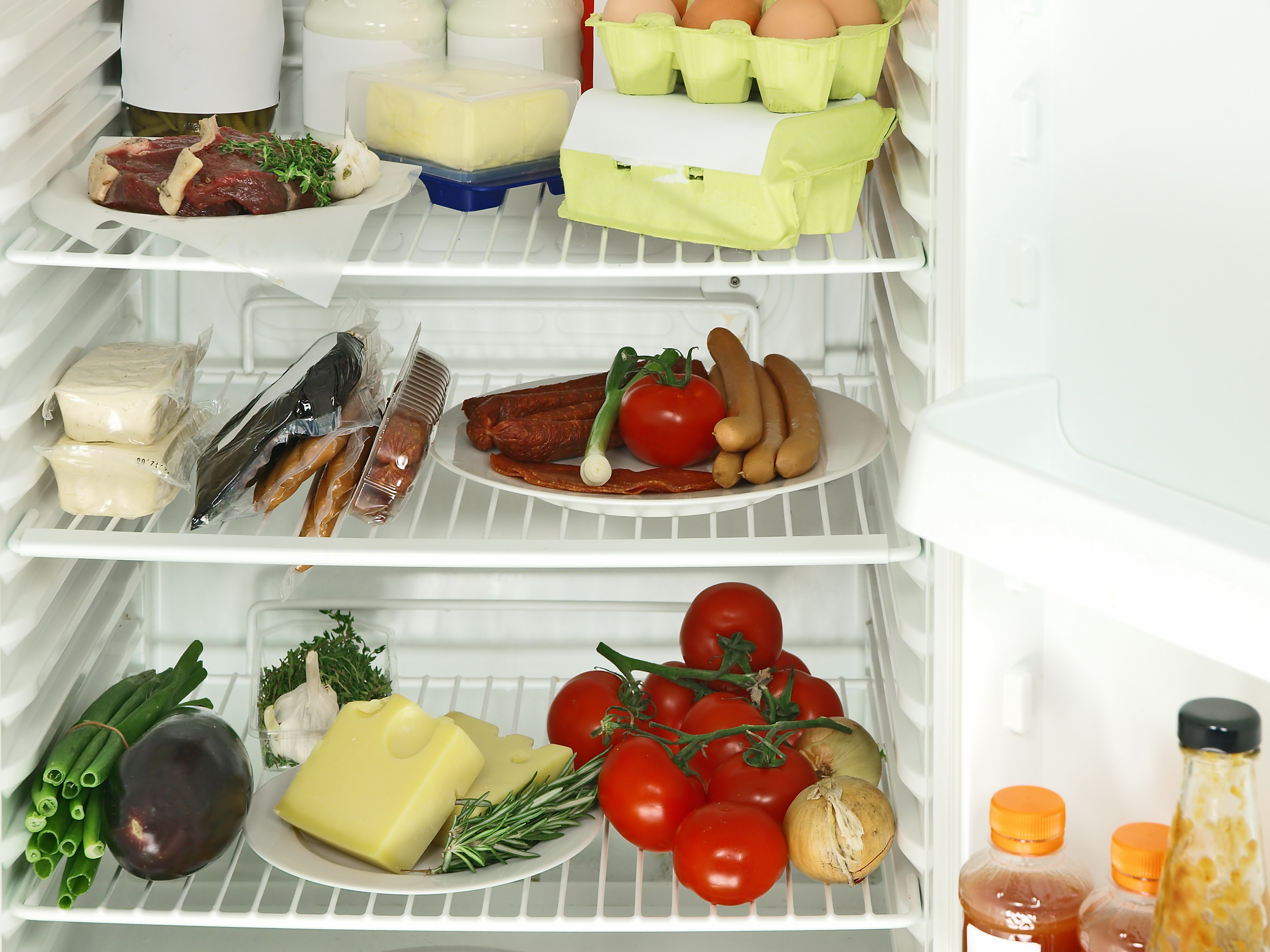 Frische Lebensmittel zu kühlen, ist für die Gesundheit oft unabdingbar. Darum ist ein Kühlschrank so wichtig.  Bild: Lucky Dragon/Adobe Stock