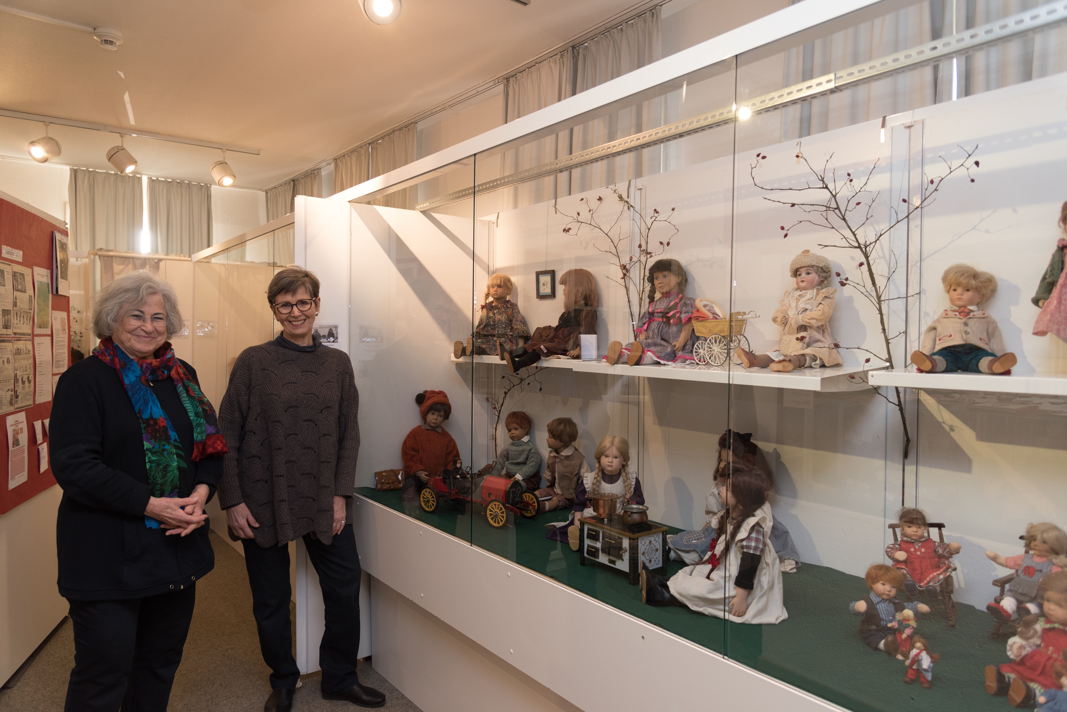 Sigrid Schöck und Monika Stroh haben gemeinsam die Ausstellung erarbeitet und aufgebaut.