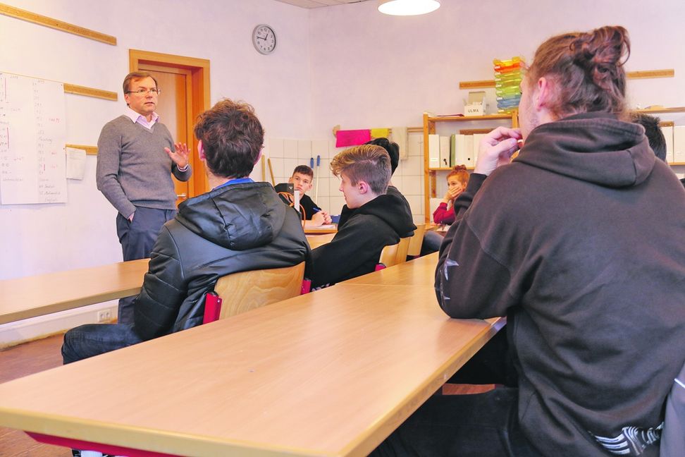 Der CDU-Landtagsabgeordnete Paul Nemeth (links) in der Diskussion mit den Elftklässlern der Freien Waldorfschule Böblingen. Bild: z