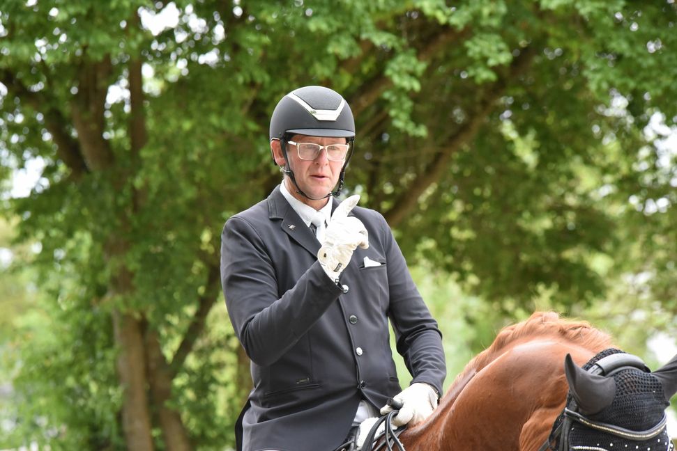 Hans-Peter Bauer gewinnt in Holzgerlingen die M-Dressur, darf aber als Profi nicht am S-Wettbewerb starten. Bild: Häusler
