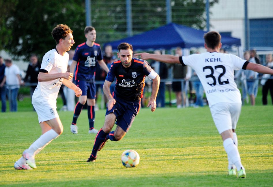 Bissig und giftig jedem Ball hinterher: Oliver Schroth und der TV Darmsheim (Mitte). Beinahe hätte es für den Pokal-Coup gegen Ulm gereicht.Bild: Photostampe