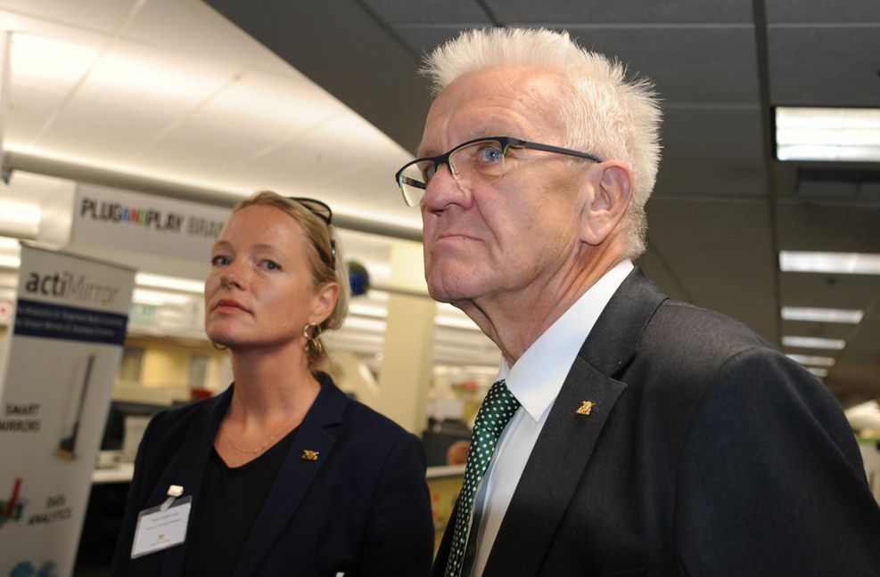 Ministerpräsident Winfried Kretschmann und die neue Umweltministerin Thekla Walker (Grüne) stehen beim Ausbau der Erneuerbaren Energien unter Druck.
 Foto: dpa/Nico Pointer