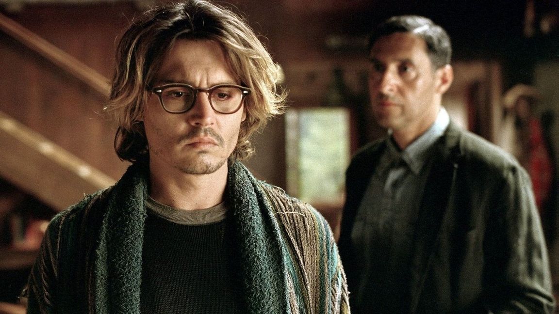 Johnny Depp muss als Schriftsteller „Das geheime Fenster“ finden, durch das seine Probleme kommen. Eins davon steht hinter ihm. Bild: z