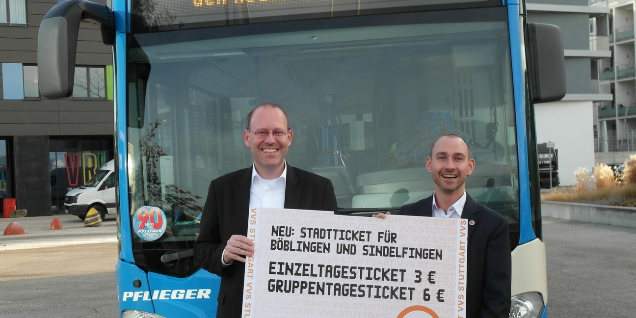 Sindelfingens Oberbürgermeister Dr. Bernd Vöhringer (links) und Böblingens Oberbürgermeister Dr. Stefan Belz freuen sich über das neue Stadtticket, für das die beiden Städte das Busunternehmen Pflieger jährlich mit insgesamt 636 000 Euro bezuschussen.  Bild: Staber