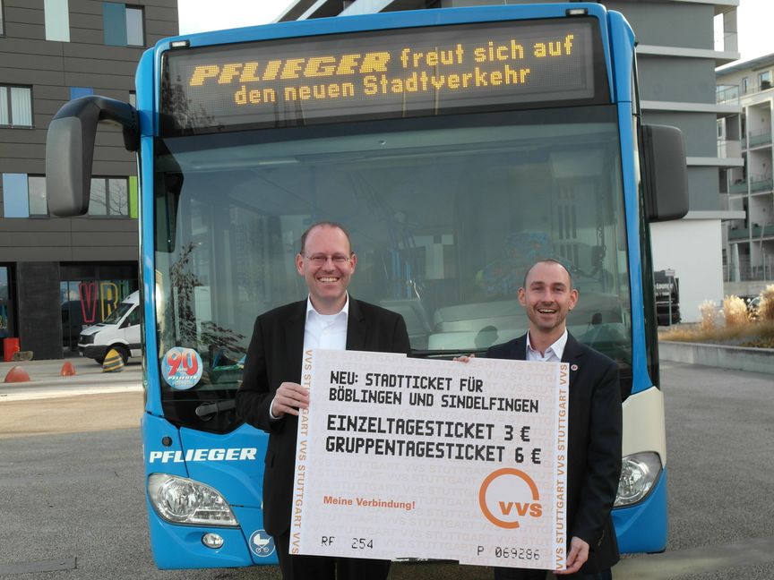 Sindelfingens Oberbürgermeister Dr. Bernd Vöhringer (links) und Böblingens Oberbürgermeister Dr. Stefan Belz freuen sich über das neue Stadtticket, für das die beiden Städte das Busunternehmen Pflieger jährlich mit insgesamt 636 000 Euro bezuschussen.  Bild: Staber