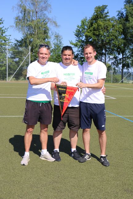 Drei Trainer und ein Meisterwimpel: Markus Pogadl, Darijo Gadze und Alexander Colmsee (von links). Bild: z