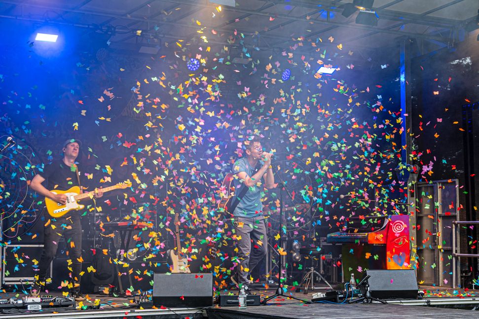 Ein bunter Regen aus Konfetti eröffnete das Konzert der Coldplay-Tribut-Band "Viva la Vida" auf der Ehninger Festwiese.  Bild: Nüßle