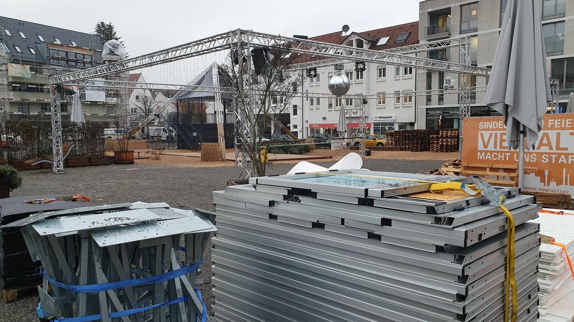 Derzeit wird die Bahn abgebaut.   Bild: Wegner
