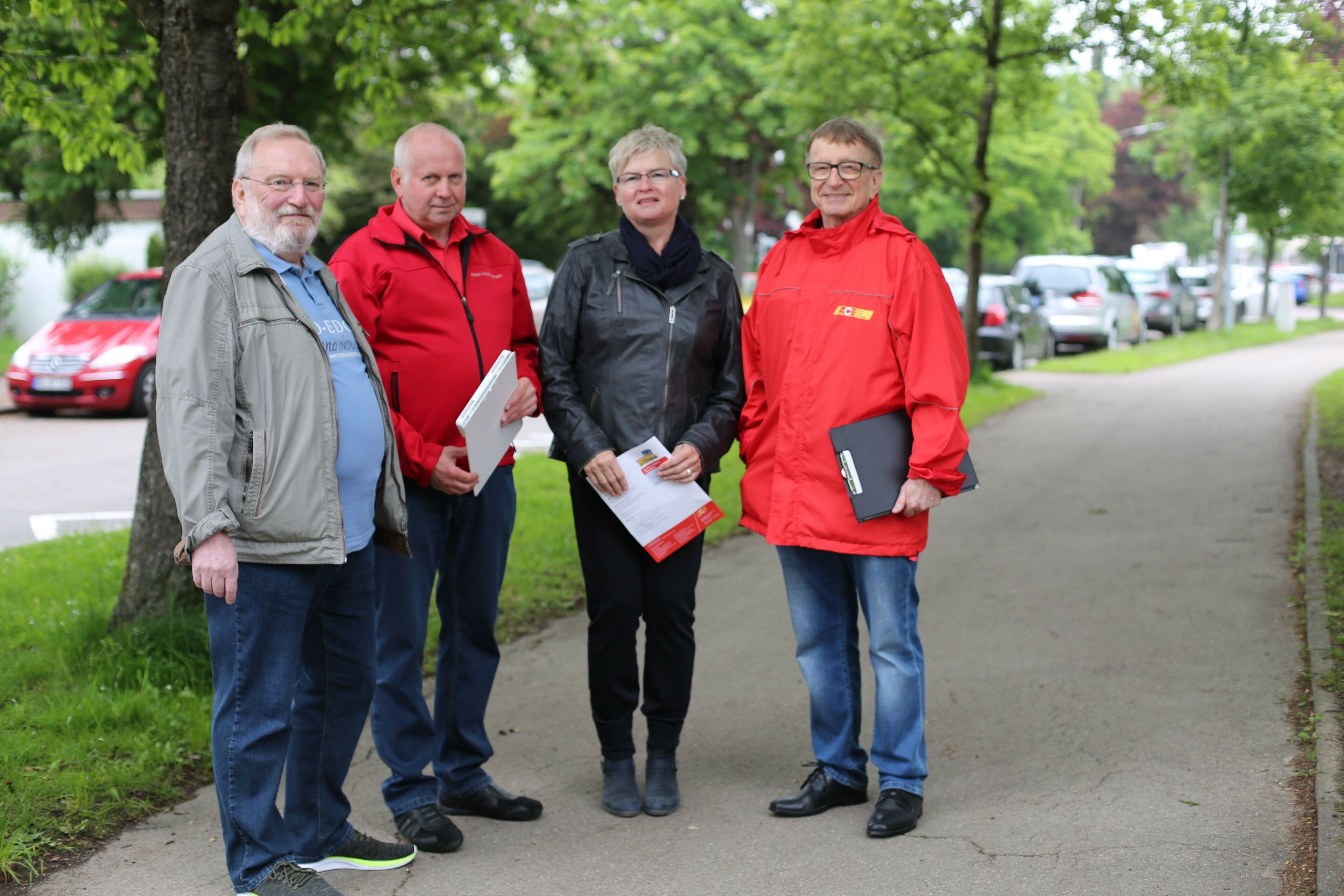 Bild, auf dem zu sehen sind (von links): Walter Lehmann, Reinhard
Mohr, Barbara Knöbl und Gerhard Ruoff. Bild: Cakir