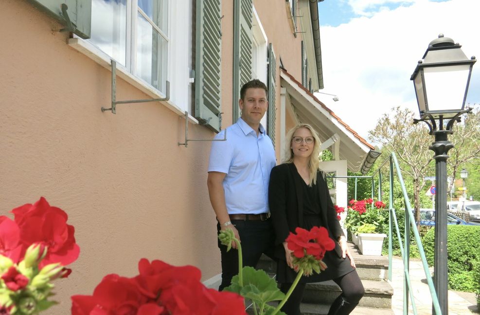 Martin und Tina Weiss vor ihrer neuen, zweiten Wirkungsstätte, dem Hirsch in Bebenhausen Foto: Ring
