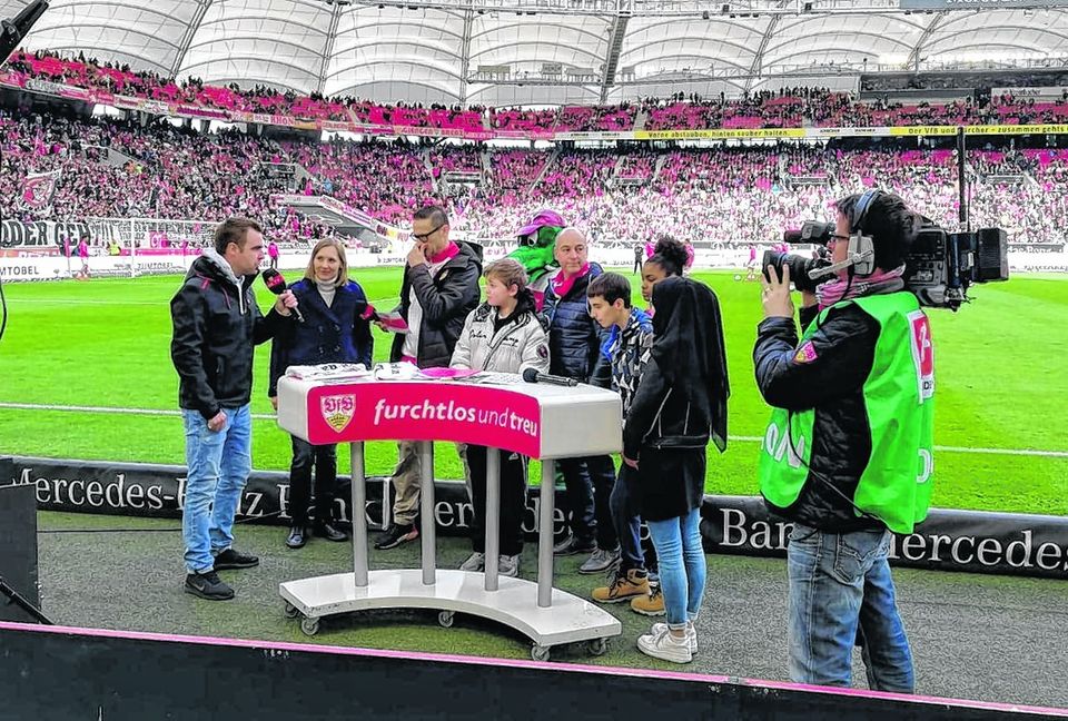 VfB-Stadionsprecher Holger Laser (Dritter von links) interviewte die Schüler und Lehrer der Sindelfinger Goldberg-Realschule vor dem Bundesligaspiel gegen Hoffenheim.  Bild: z