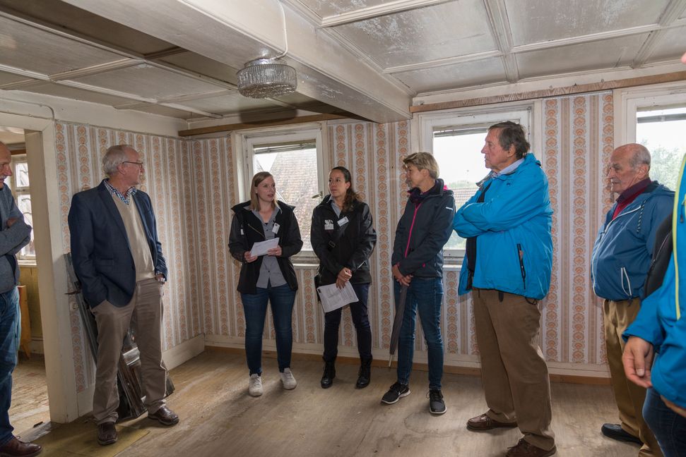 Die Kassettendecke ind er guten Stube soll erhalten bleiben, während der Rückbau der nachträglichen Bodenisolierung wieder für mehr Raumhöhe sorgen wird. Bild: Nüßle