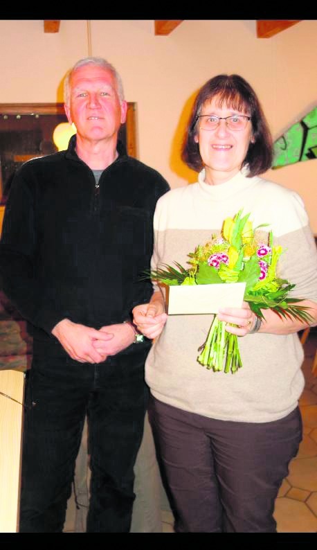 Werner Mäckle konnte Gertrud Bayer-Pürckhauer für 40 Jahre Vereinstreue bei den Naturfreunden auszeichnen.  Bild: z