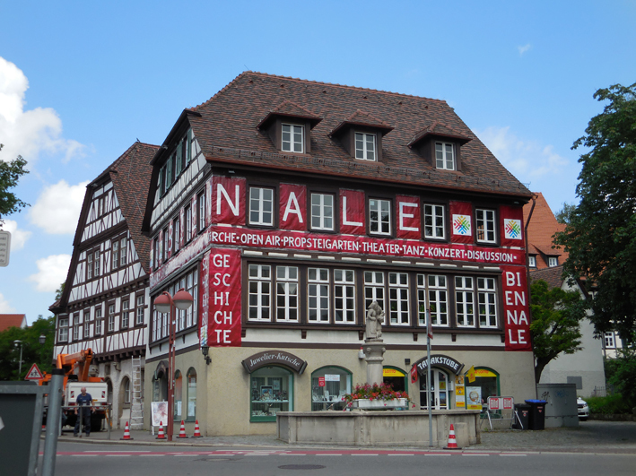 Biennale-Banner am Wergo-Haus in Nachbarschaft der Sindelfinger Schwätzweiber.  Bild: Peter Bausch