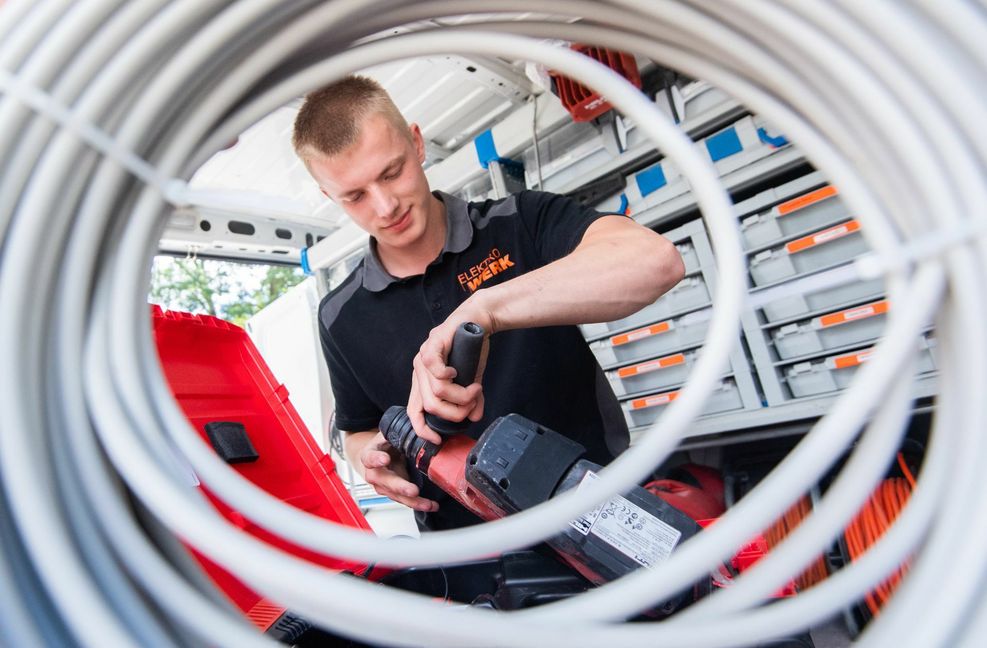 Fachkräfte auch bei Elektrobetrieben sind rar. Die Grünen-Fraktion hat nun eigene Vorschläge erarbeitet.