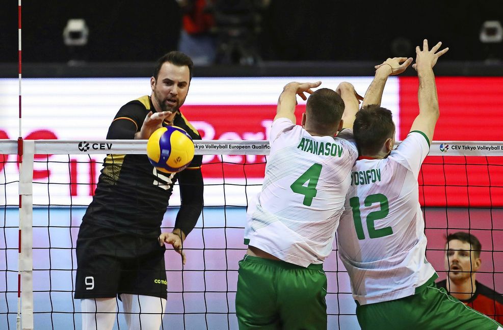 Einer der ganz Großen im Volleyball: Georg Grozer (links) beim Angriff.
 Foto: imago images/Contrast/O...