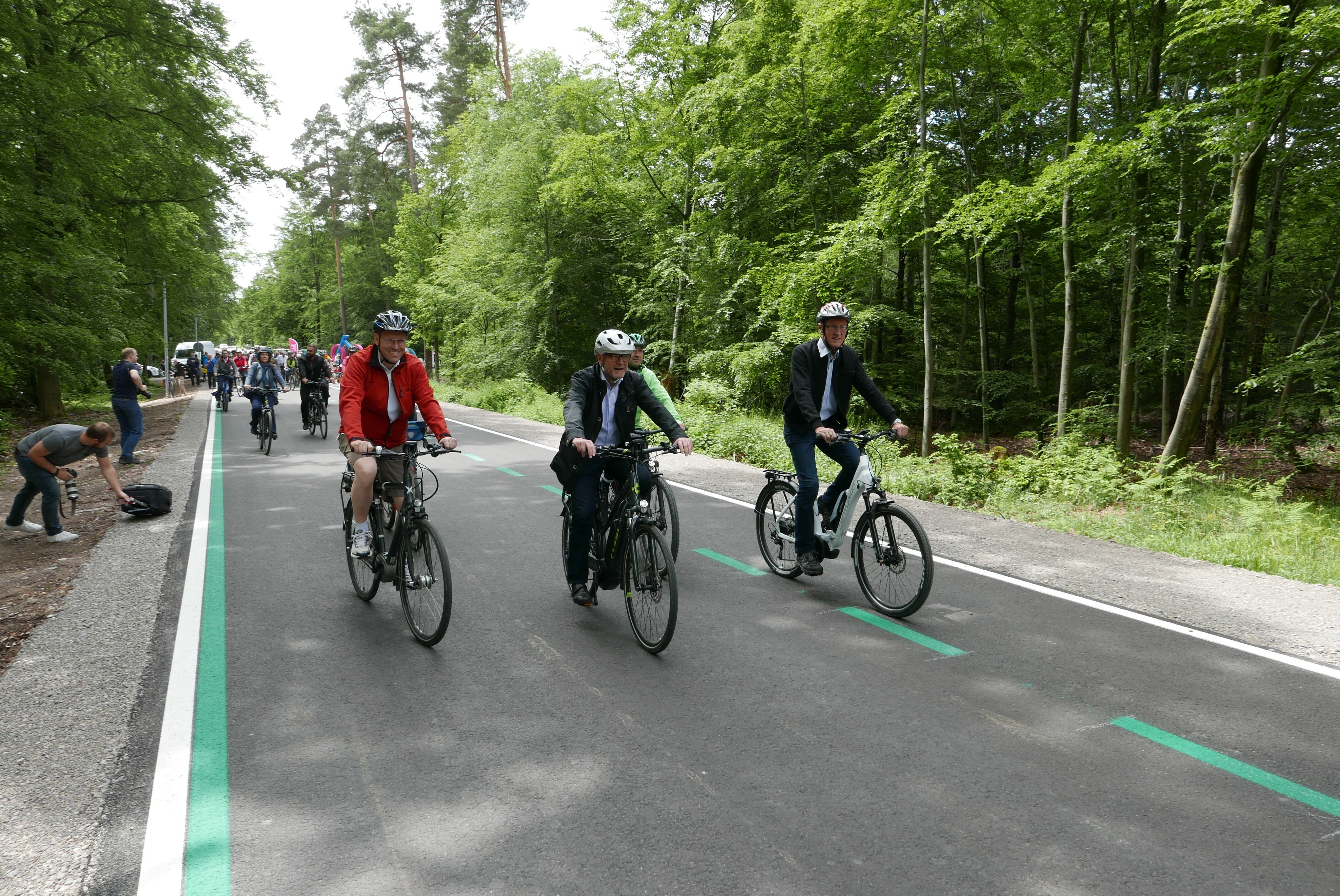 An der Spitze des Pelotons (von links): Sindelfingens OB Dr. Bernd Vöhringer, Verkehrsmihister Winfried hermann, Böblingens OB Dr. Stefan Belz und Landrat Roland Bernhard.   Bild: Jung