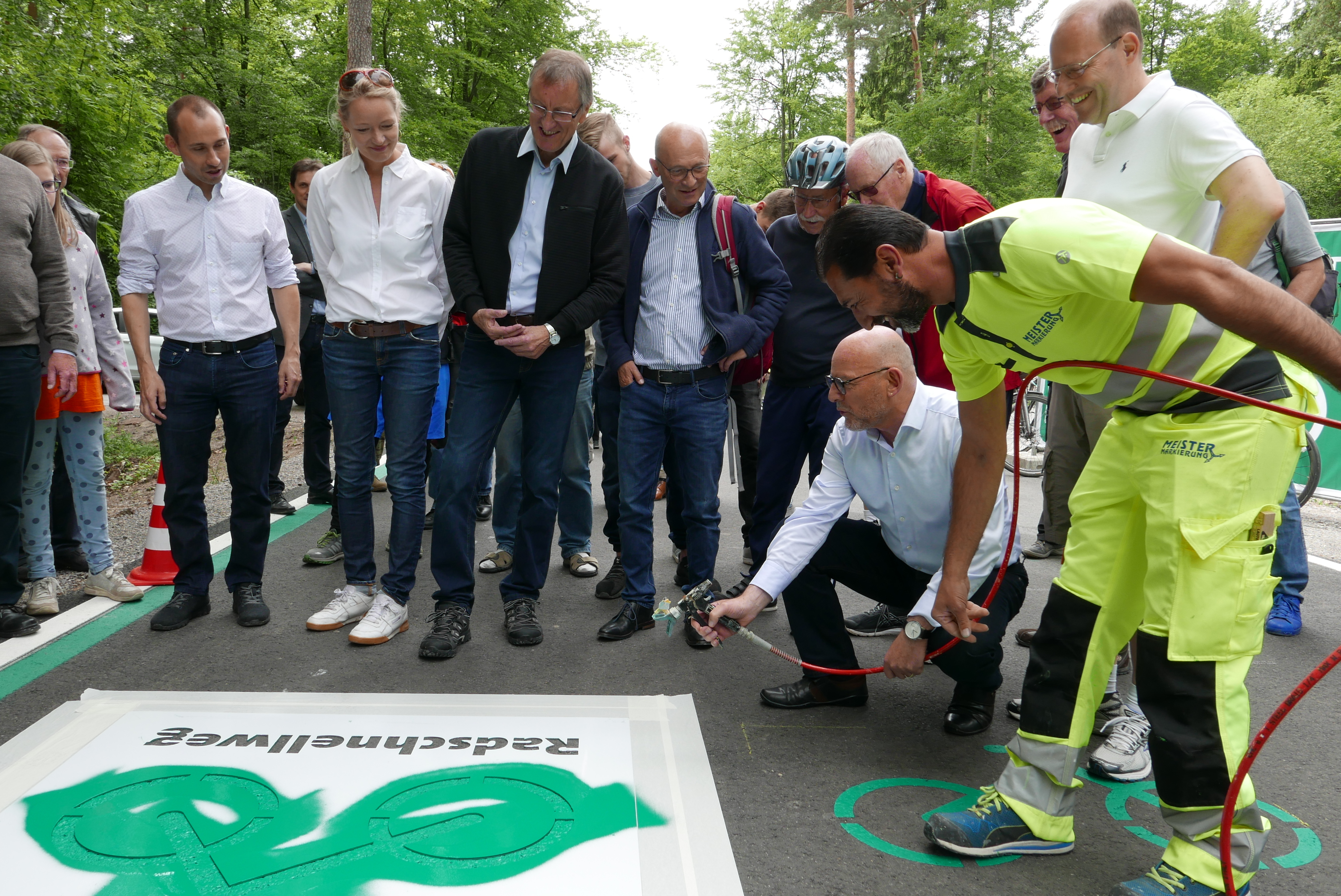Grün auf Grau: Hier verläuft der Radschnellweg auf dem Römersträßle (von links:  OB Dr.Stefan Belz, Grüne-Abgordnete Thekla Walker,  Landrat Roland Bernhard, Grüne-ASbgeordnter Dr. Benrd Murschel, ein sprühender Verkehrsminister Winfried Hermann und Dr. Bernd Vöhringer).   Bild: Jung
