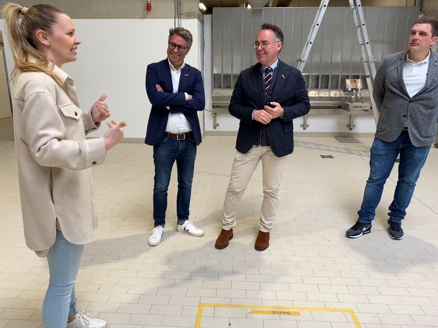 Darüber, was bei der Planung und Umsetzung eines neuen Produktionsstandorts der Holzgerlinger Bäckerei und Konditorei Wanner beachtet werden muss, berichteten Prokuristin Lilian Kienzle und Geschäftsführer Alexander Wanner (rechts), Kammerchef Peter Friedrich (2. von rechts) sowie dem Stellvertretendem Hauptgeschäftsführer Christoph Gräter.