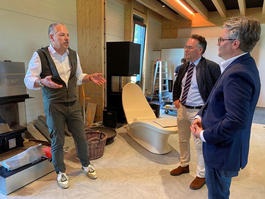 Über aktuelle Entwicklungen im Ofen- und Luftheizungsbau bei der Thomas Lorenz  Kachelofen & Kaminbau GmbH in Schönaich informierte Geschäftsführer Thomas Lorenz (links) , Kammerchef Peter Friedrich und den Stellvertretendem Hauptgeschäftsführer Christoph Gräter (rechts)