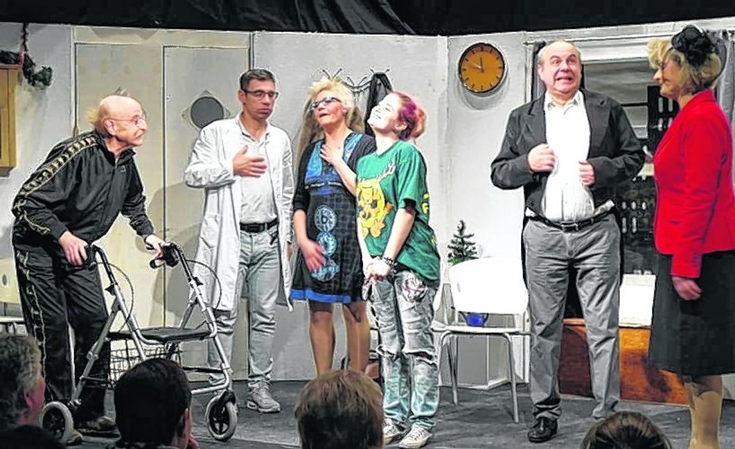 Rolf Rebmann, Rafael Beier, Silke Wacker, Carina Roßbach, Andreas Grund, und Sabine Roßbach (von links) in „... und alles auf Krankenschein“. Bild: Staber