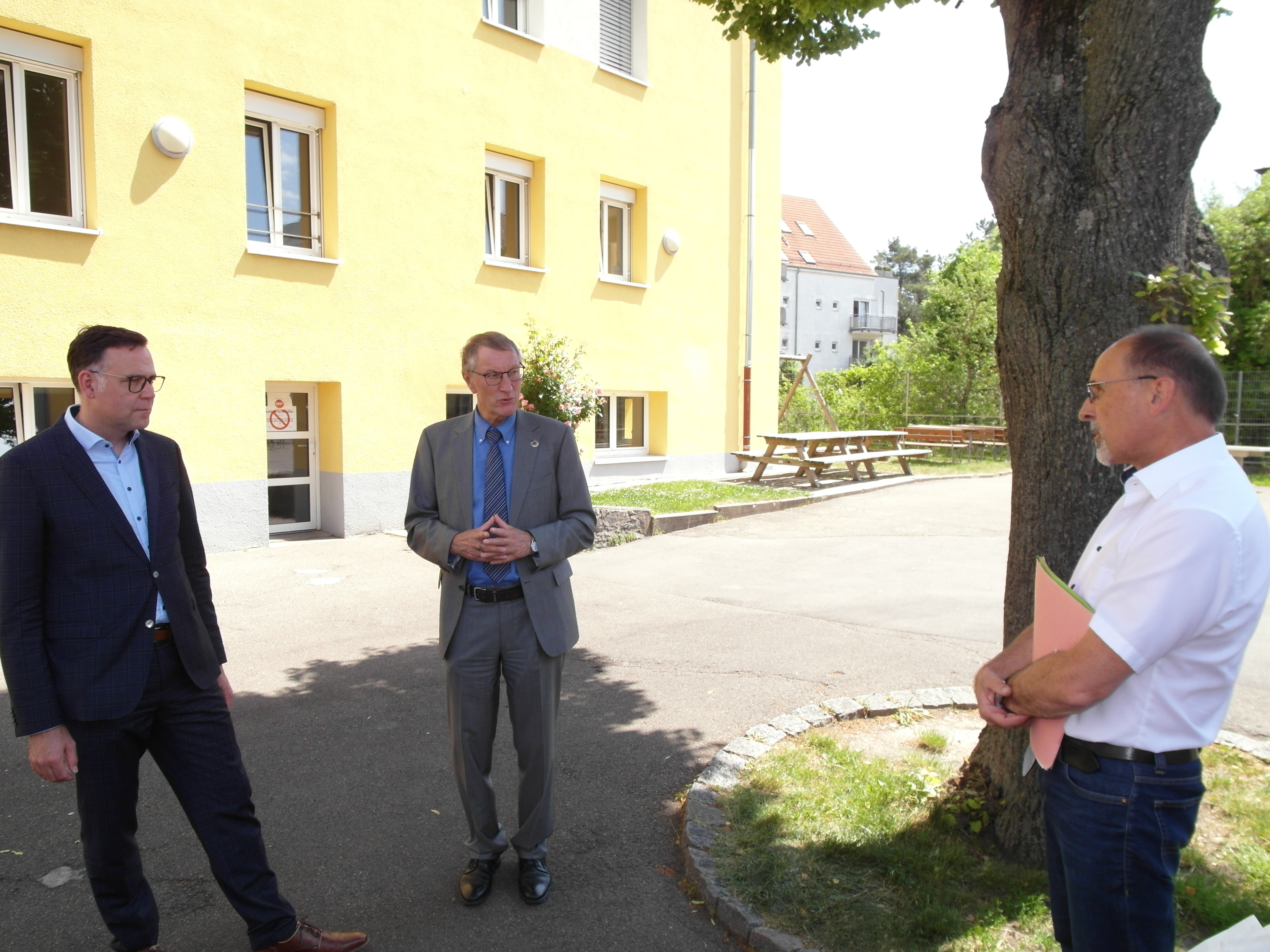 Im Gespräch (von links): Staatssekretär Siegfried Lorek, Landrat Roland Bernhard und Jochen Hirneise, Leiter der Unteren Aufnahmebehörde im Landratsamt Böblingen.    Bild: Staber