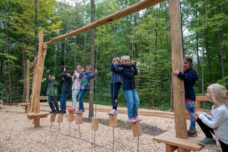 Mit großem Spaß entern die Zweitklässler den neuen  Niederseilgarten. Bild: Nüßle