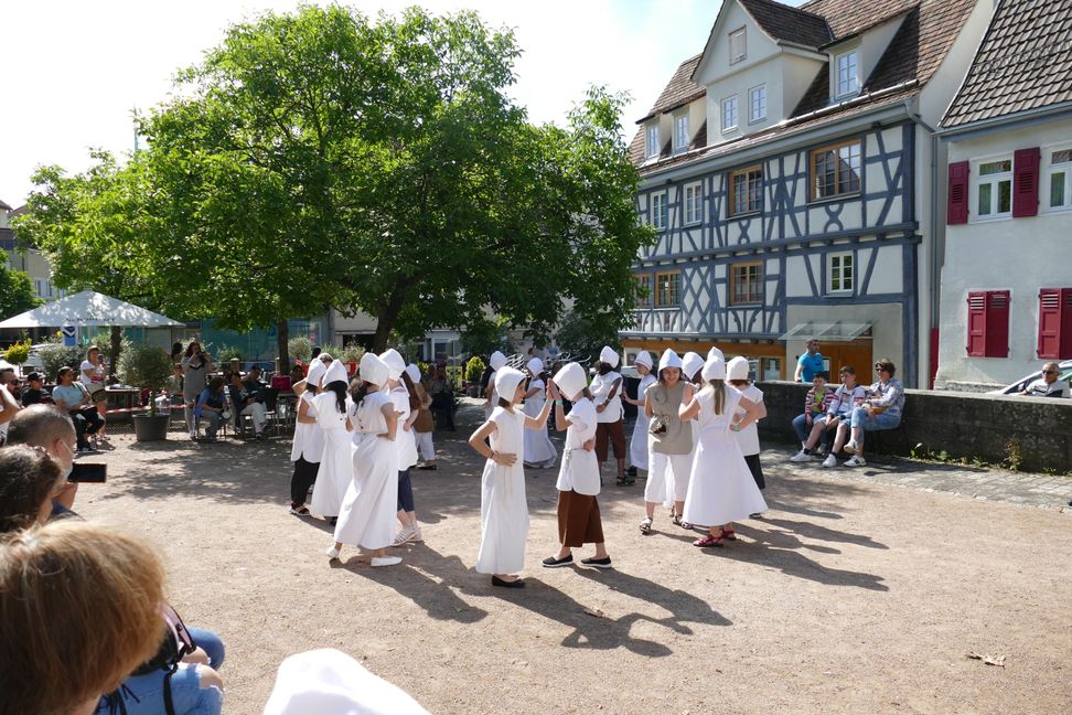 Schulkinder der vier 4. Klassen der Grundschule Sommerhofen tanzten zu alter Musik einen mittelalterlichen Reigen. Bild: Lück