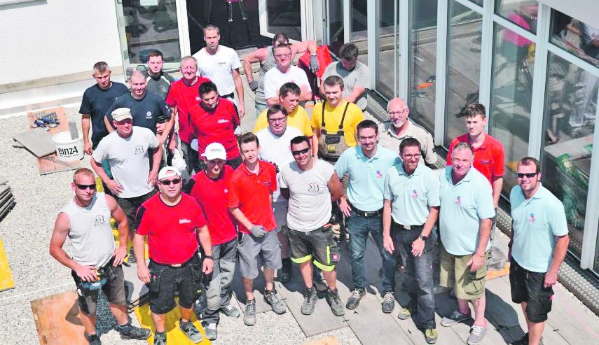 Gemeinsam für die gute Sache: Firmenchefs und Mitarbeiter der Hand-in-Hand-Werker GmbH. Bild: Krauter