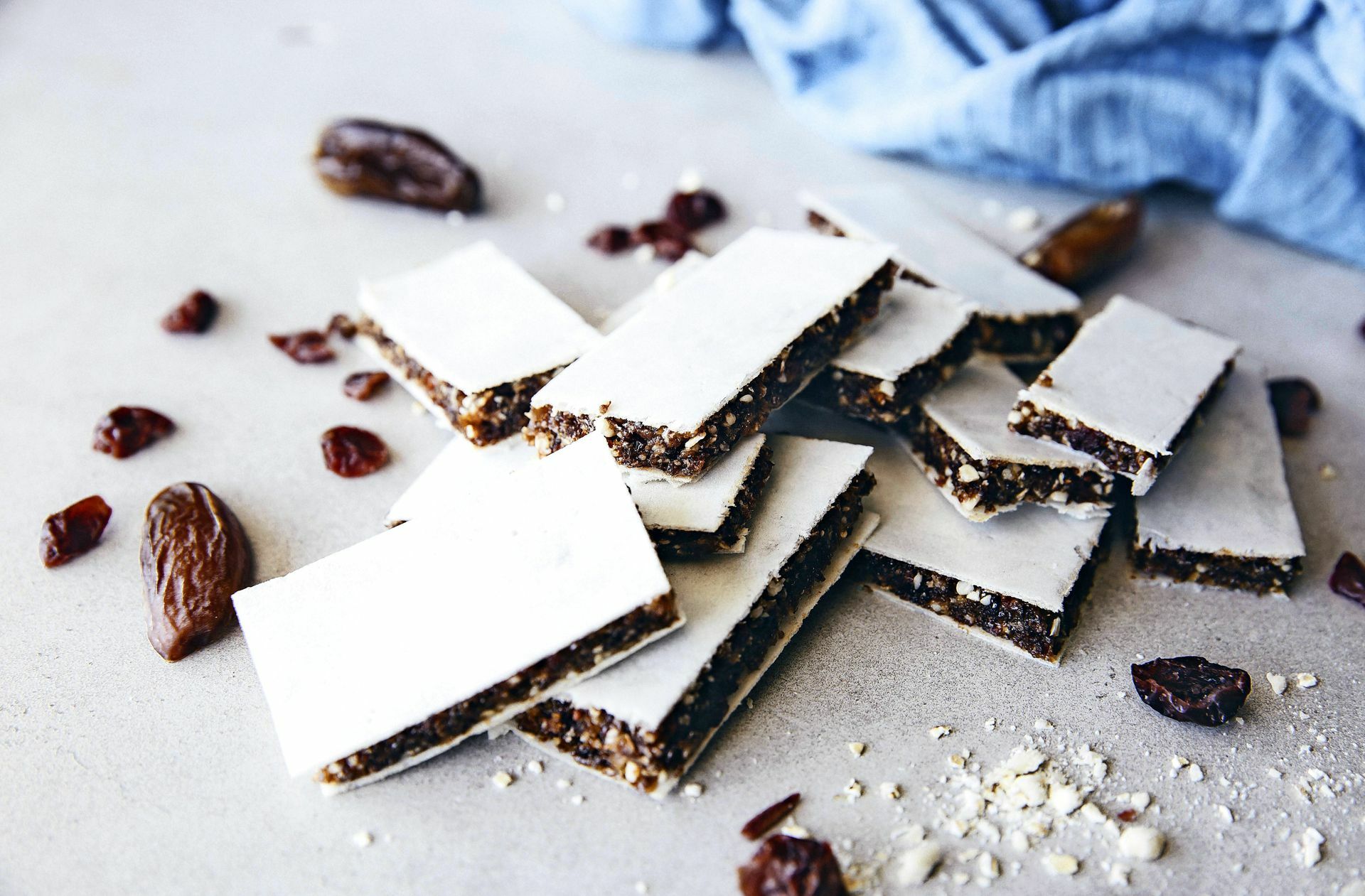 Fruchtriegel selber machen? Das kann sich lohnen, denn Fruchtriegel aus dem Handel enthalten teils genauso viel Zucker wie Schokoriegel.  Rezepte für gesunde Snacks gibt es in unserer Bildergalerie.