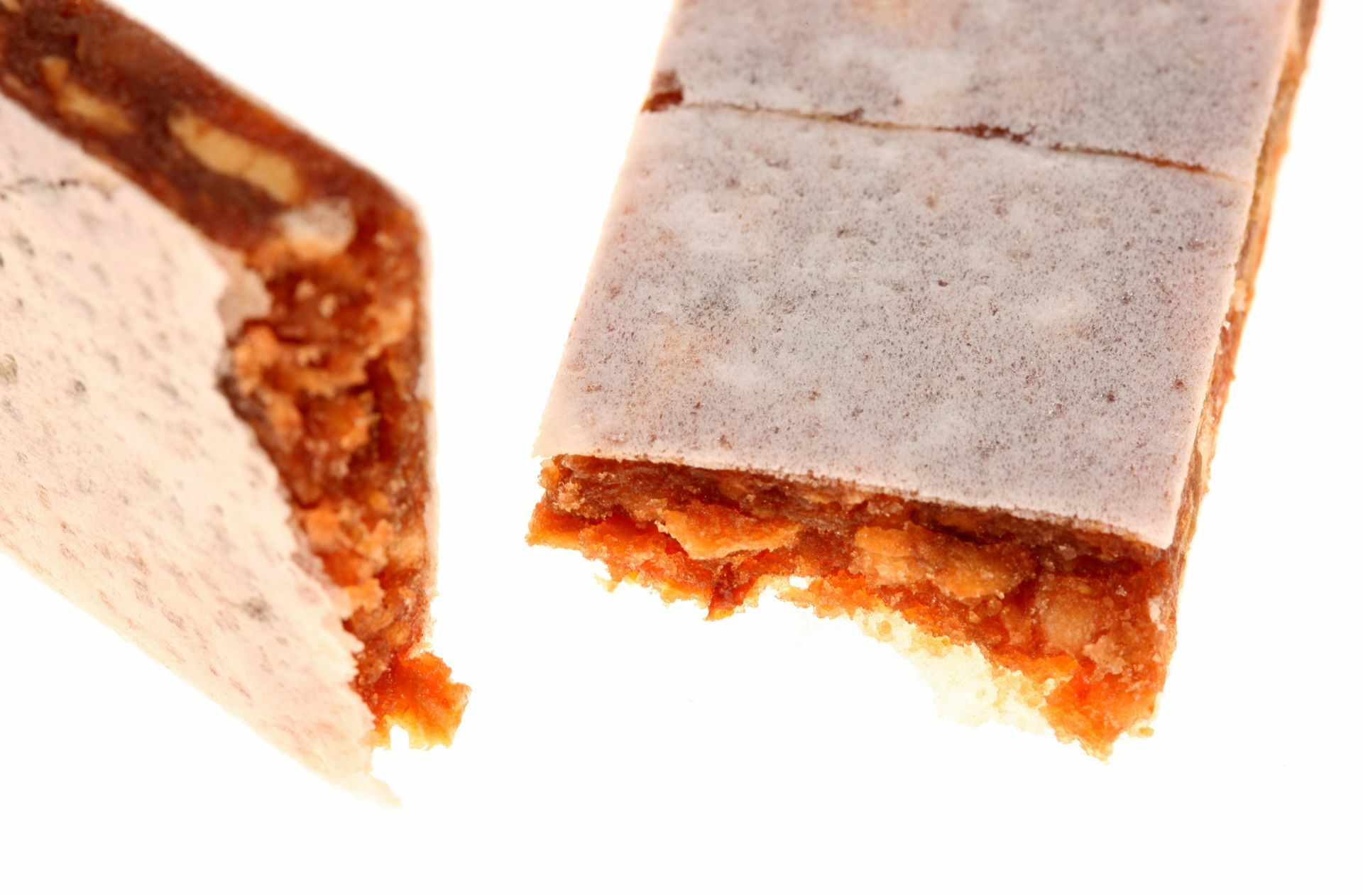Fruchtriegel: Die gleiche Menge Nüsse (wie  Cashewkerne, Walnüsse oder Sonnenblumenkerne), Trockenfrüchte (etwa Aprikosen, Rosinen, Cranberries) und Haferflocken mit dem Mixer zerkleinern und  etwas Orangensaft hinzugeben, bis die Masse leicht klebrig wird. Diese Masse dann  auf runden oder länglichen Oblaten verteilen und anschließend mit Oblaten abdecken