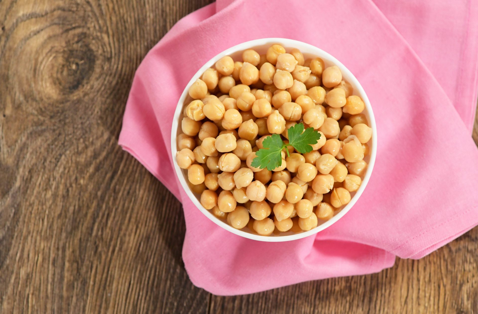 Geröstete Kichererbsen: Kichererbsen aus der Dose im Sieb mit Wasser abspülen und abtropfen, dann mindestens eine Stunde trocknen lassen. Olivenöl mit Gewürzen  – wie Curry, Rosmarin, Chili, Kreuzkümmel oder Koriander –  mischen und die Kichererbsen darin marinieren......