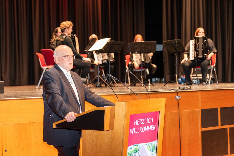 Wilfried Dölker hielt, las Vorsitzender des Heimatvereins, die Festrede zum 40. Geburtstag. Bild: Nüssle