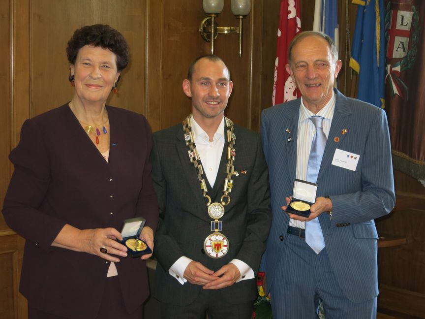 Monique Lefebvre aus Pontoise, Oberbürgermeister Dr. Stefan Belz und John Vaughan aus Glenrothes bei der Verleihung der Ehrenmedaille in Gold der Stadt Böblingen 2018. Bild; z