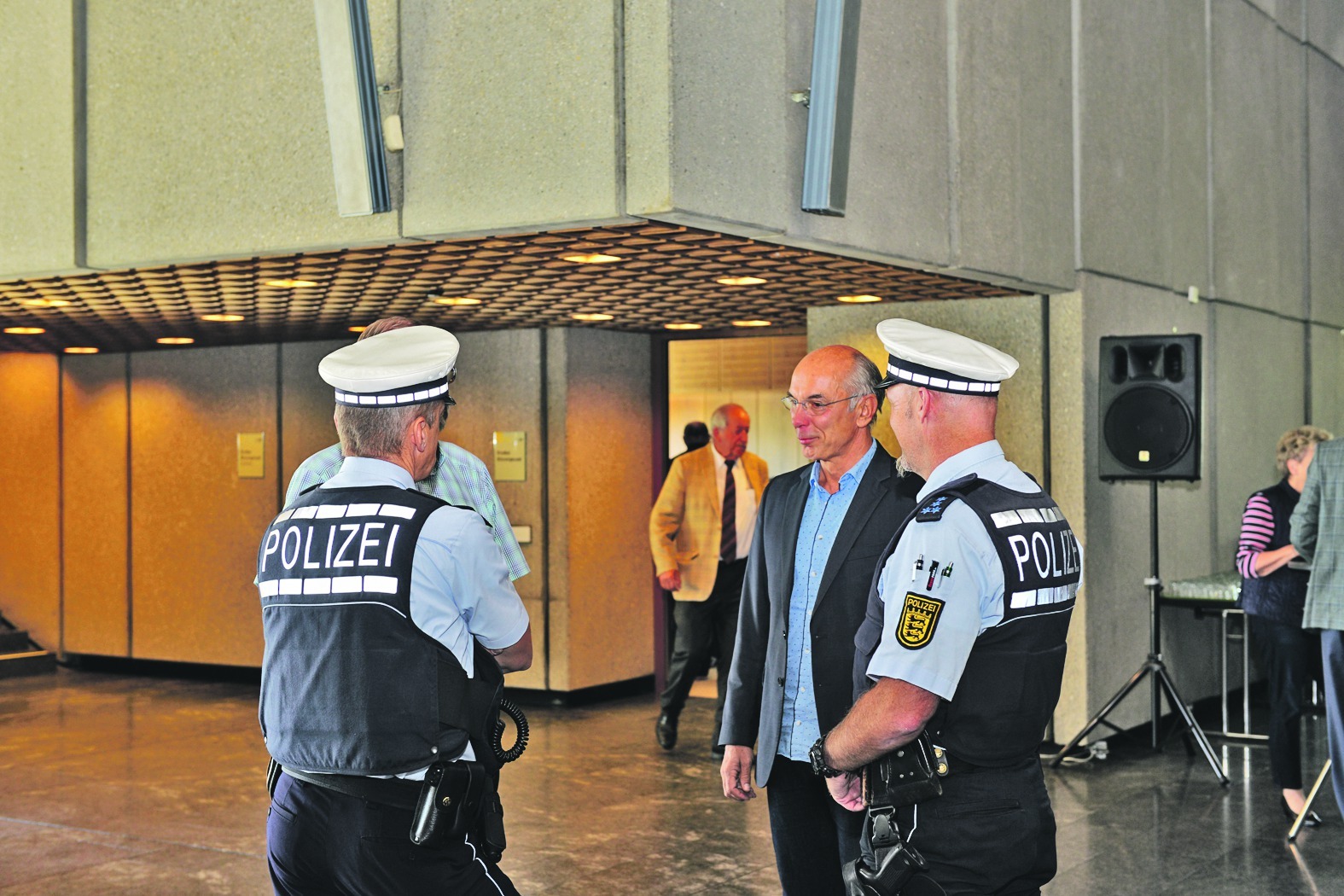 Wegen der Drohungen der ehemaligen OB-Kandidatin Fridi Miller steht Sindelfingens OB Dr. Bernd Vöhringer weiter unter Personenschutz. Im Sindelfinger Rathaus waren gestern auch Beamte des Polizeireviers Sindelfingen vor Ort.