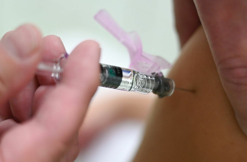 Zu wenig Menschen in Deutschland lassen sich gegen Grippe impfen. Deshalb sollen nun auch Apotheken Impfungen anbieten.