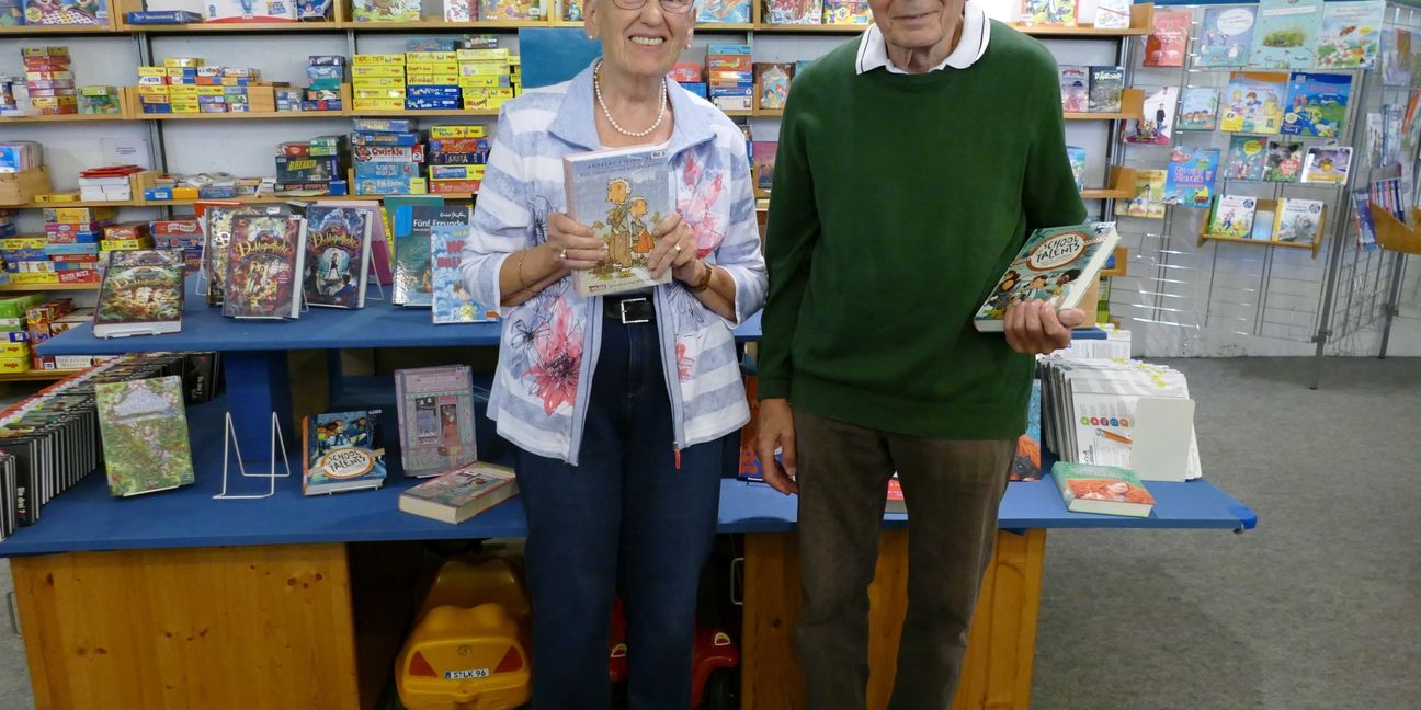 Mechthild und Walter Schröder haben 27 Jahre lang ehrenamtlich die Bücherei am Goldberg geführt. Bild: Lück
