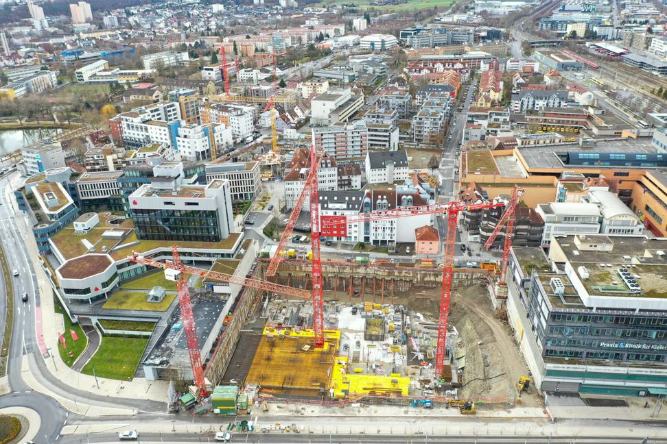 Die Böblinger Baukranline: vorne das Pulse-Projekt der BBG auf dem ehemaligen City-Center-Gelände; dahinter das City-Carré des Investors Quarterback und noch einmal schräg dahinter das Seecarré der BBG. Unterm Strich entstehen hier neben Laden- und Büroflächen auch knapp 300 Wohnungen – sowohl Eigentums- als auch Mietwohnungen. Bild Dettenmeyer